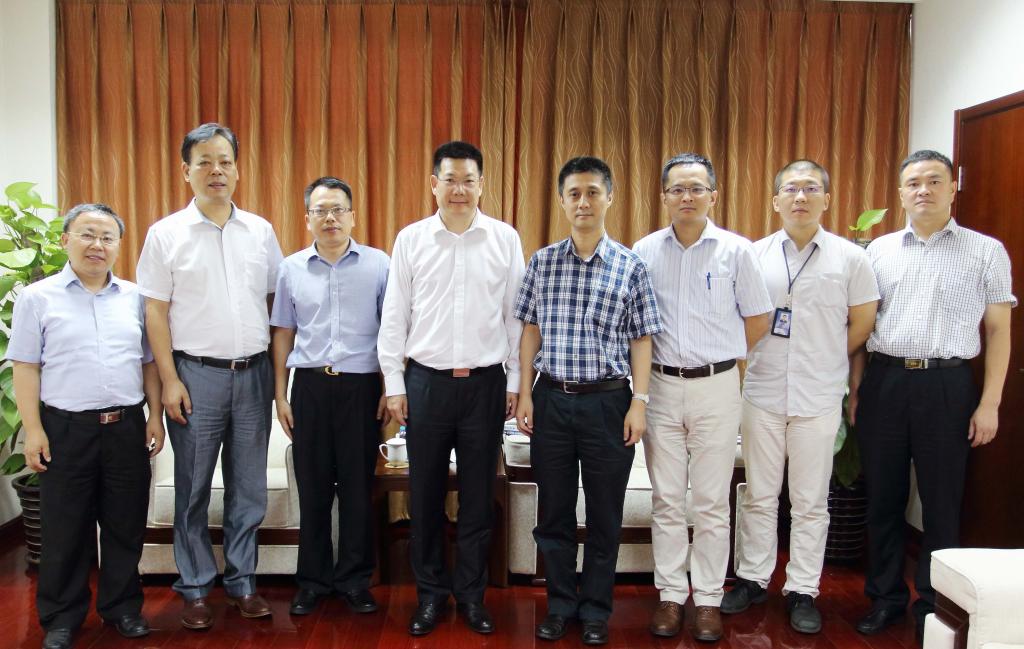 我校代表与中国日报社代表合影(图片来自我校新闻网)